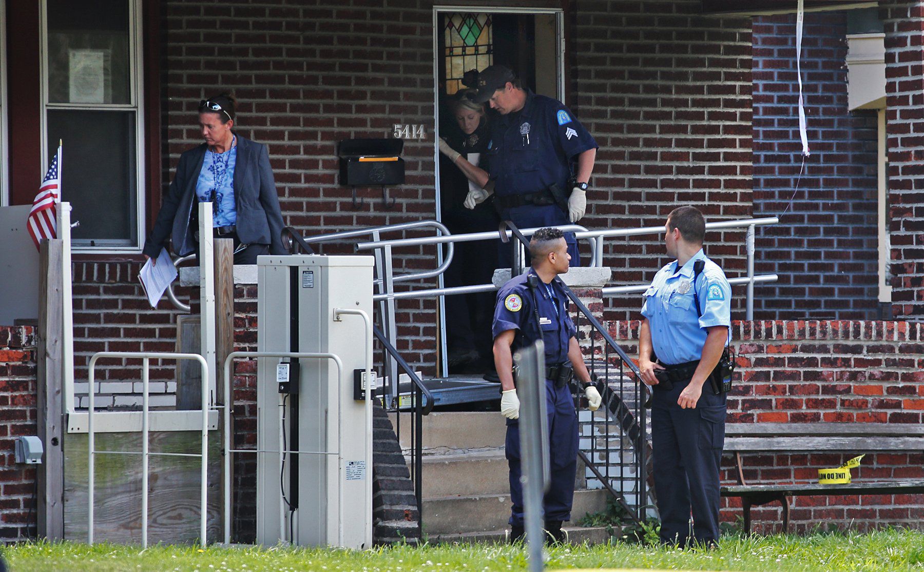 Police kill man while executing search warrant